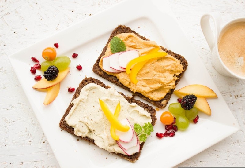 Najgora greška koju ljudi prave kada doručkuju, a povećava nivo šećera u krvi