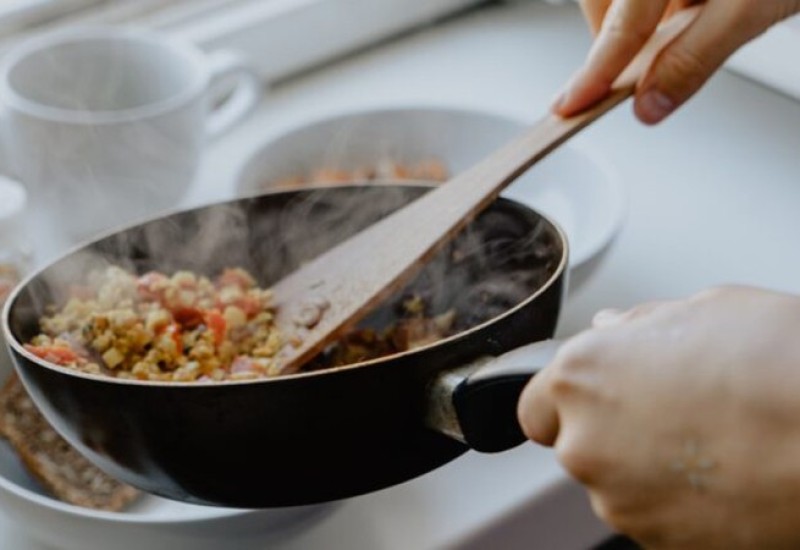 Pržite hranu, a ulje prska na sve strane? Dodajte samo jednu stvar u tiganj i riješite se muke