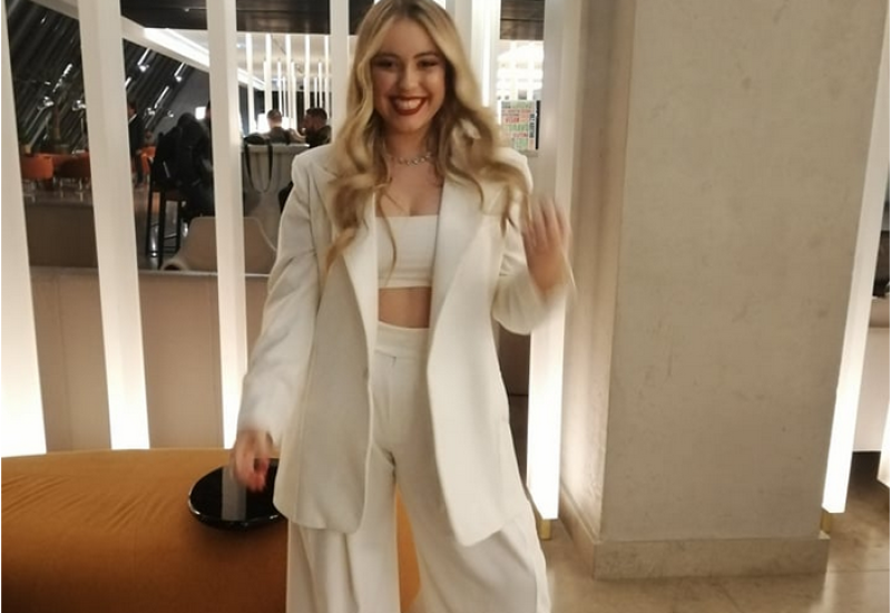 NAŠA PJEVAČICA TRUDNA! Na rođendan saznala LIJEPE VESTI, njen partner drži test za trudnoću u ustima!