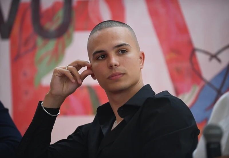 VOJAŽ DOŽIVIO SAOBRAĆAJKU: Pjevaču pola auto SMRSKANO