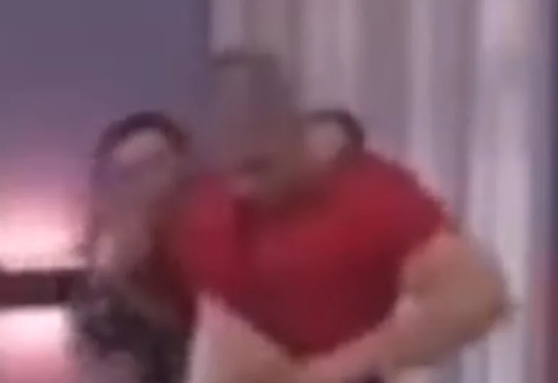 IZ KRAJNOSTI U KRAJNOST: Učesnik razbio flašu pa se isjekao po stomaku (UZNEMIRUJUĆI VIDEO)