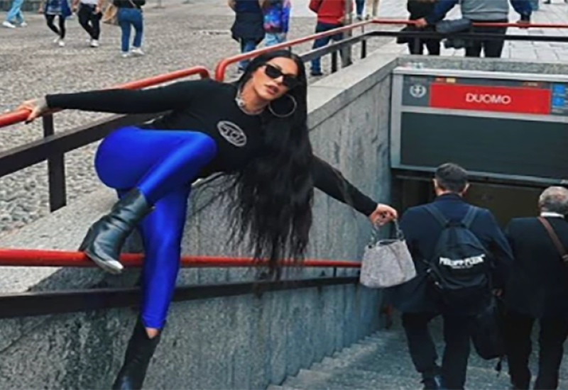 LJUDI SE ČUDE I KRSTE! Seka Aleksić visi na SRED ULICE, nastavlja PROVOKATIVNO ponašanje: "Majka si dvoje dece!"