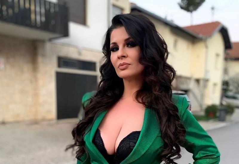 Žena zmija u 49. godini zapalila mreže, legla na krevet i izbacila grudi