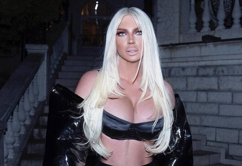 Gaćice izvirile, grudi ispadaju: Karleuša u haljini koja baš ništa ne skriva