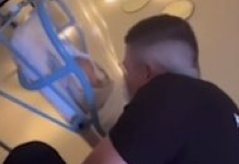 PRVI SLOBIN SUSRET SA SINOM DAMJANOM Jelena Radanović objavila emotivan snimak iz porodilišta, pjevač PLAKAO - preplavile ga emocije