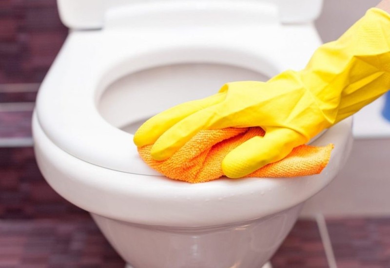 Jednostavan trik da uklonite kamenac iz WC šolje, uz pomoć samo jednog proizvoda