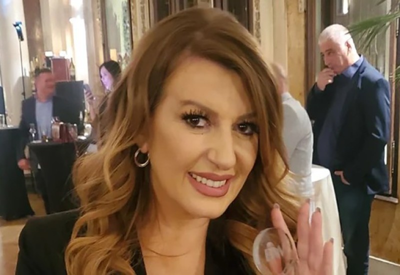 VIKI MILJKOVIĆ OBJAVILA SELFI SA NAOČARIMA I BEZ TRUNKE ŠMINKE: Evo kako pjevačica izgleda u potpuno OPUŠTENOM izdanju!