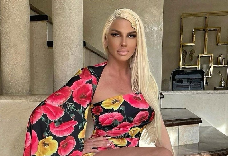 SILIKONI JELENE KARLEUŠE U KRUPNOM KADRU