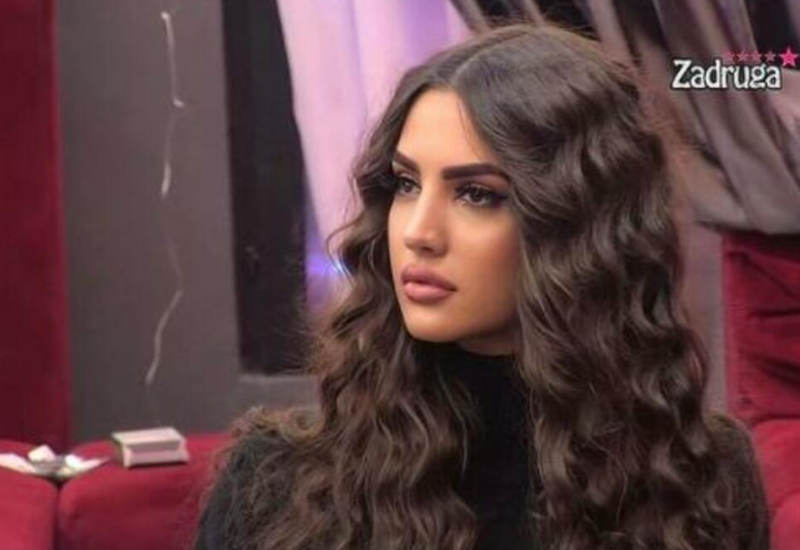 OVAKO JE NAJPOZNATIJA LJUBAVNICA U ZEMLJI IZGLEDALA KAO DETE: Fotke bez ŠMINKE izašle, potpuno je neprepoznatljiva