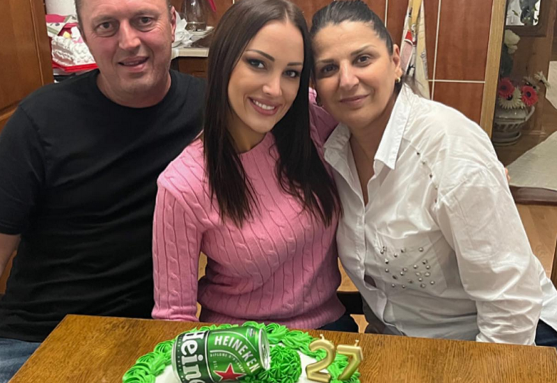 ALEKSANDRA PRIJOVIĆ PROSLAVILA ROĐENDAN USKROMNOM DOMU!