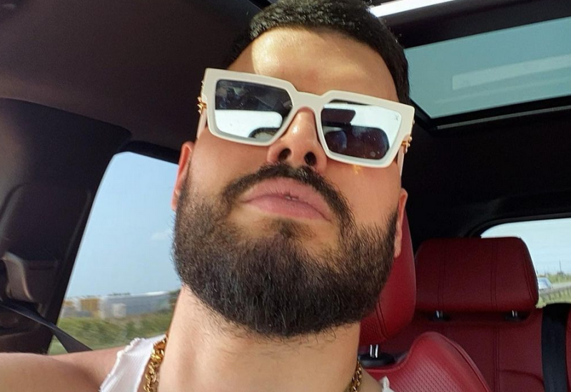 Ima vozni park od pola miliona eura: Adam Adaktar pokazao svu svoju bahatost, evo gdje se bez griže savjesti parkirao!