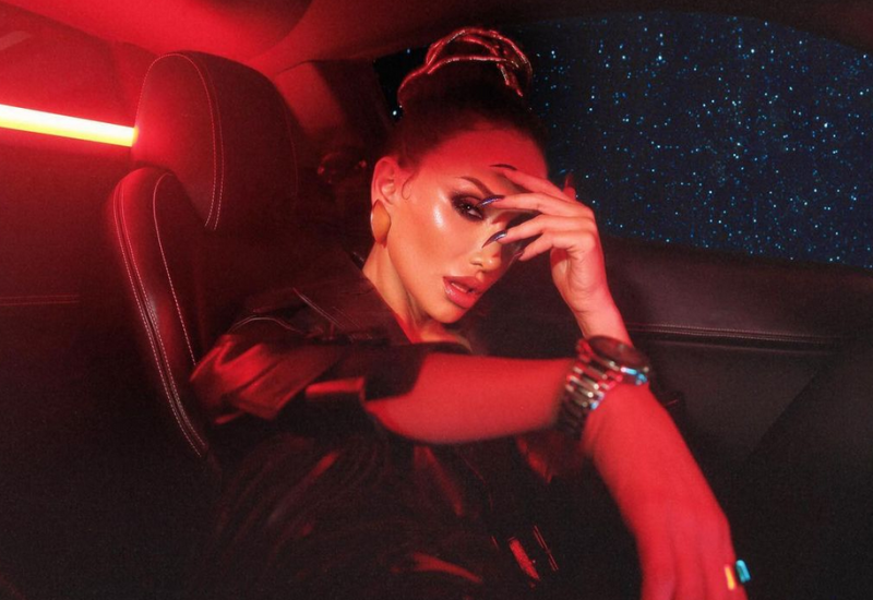 Novu pjesmu Emine Jahović austrijski mediji uporedili s pjesmama Miley Cyrus i Shakire