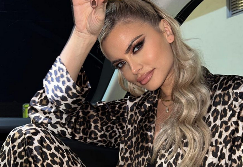 MILICI SPAO BADEMANTIL, PA JOJ IZVIRILE BUJNE GRUDI: Kamere snimile pjevačicino najeksplicitnije izdanje