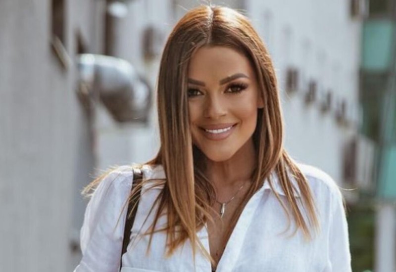 BOMBA POSLIJE POROĐAJA! Jelena Kostov samo u PEŠKIRU, svi komentarišu njen VRELI IZGLED!