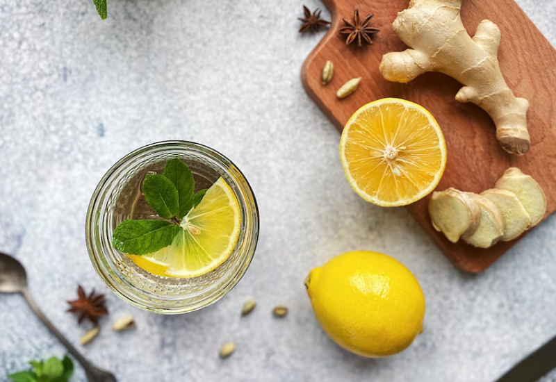 Prednosti oplemenjene vode: Evo zašto je dobro piti vodu s đumbirom i limunom