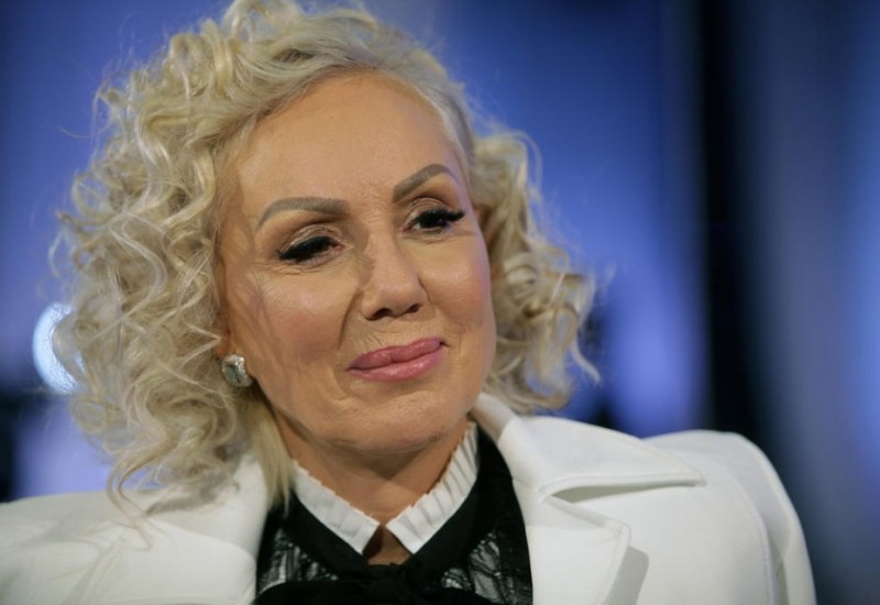 Ni gram celulita: Lepa Brena u sedmoj deceniji dominira u miniću (FOTO)