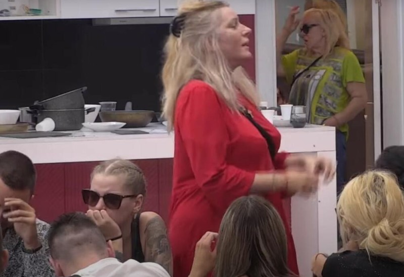 ZORICA MARKOVIĆ ISPOLIVALA JELENU GOLUBOVIĆ! Zadrugarke nastavile RAT, obezbjeđenje odmah uletjelo u Belu kuću!