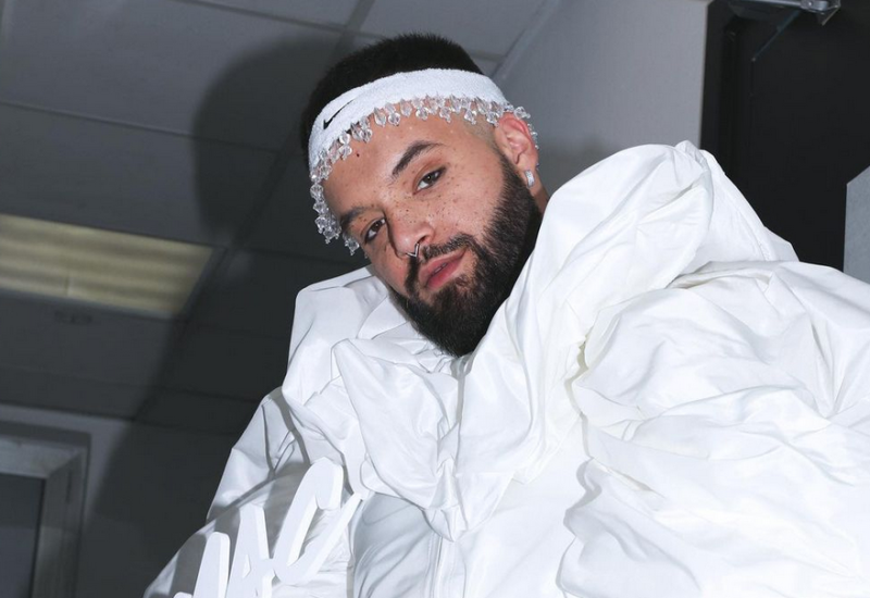 NUĆI KAO KASANDRA ZBOG TRAKE S BISERIMA! Kolege mu se podsmijavale, evo kakve je zlurade komentare dobio: "Fali mu samo cirkus!"