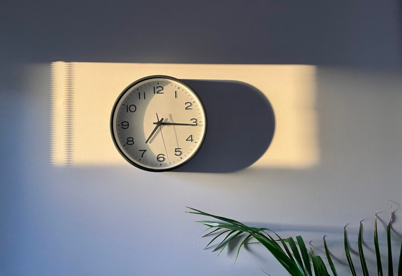 Gdje u dnevnoj sobi treba da stoji sat? Jednu poziciju treba posebno izbjegavati