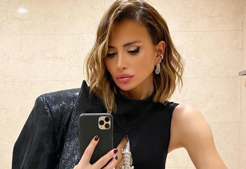 MREŽASTE ČARAPE I ČIZME DO KOLJENA! EMINA JAHOVIĆ GRMI: Pjevačica pozirala u VRELOM izdanju, a detalj na nogama svi GLEDAJU! (FOTO)