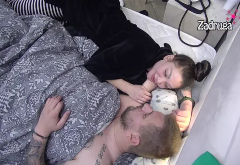 MAŠA I MEDO KAO NEKAD: Maja Marinković se uvukla Janjušu ispod pokrivača i neće da ode