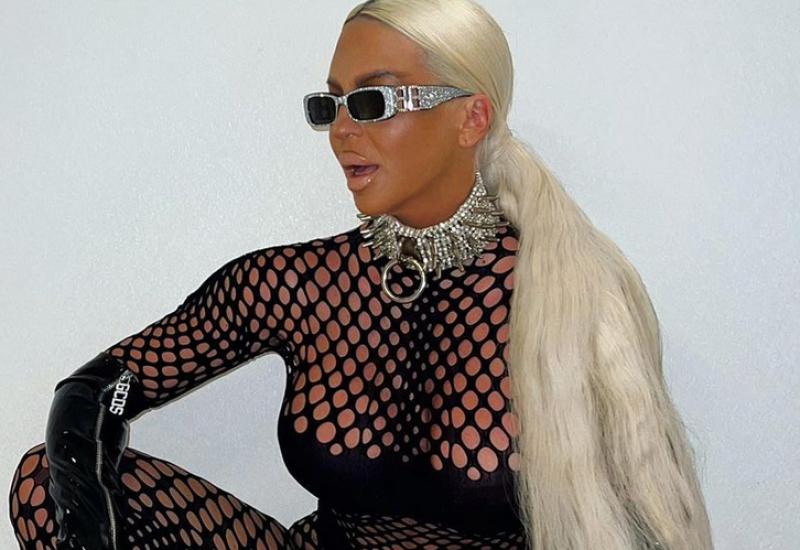 KARLEUŠA NA BINU IZAŠLA U TANGICAMA: Pjevačica raspametila muškarce