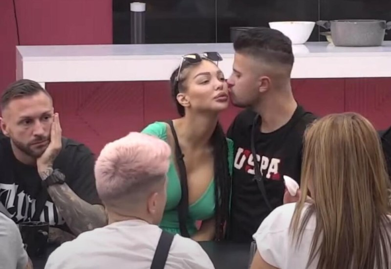 RAJ ZA OČI! Bilal ozareno posmatra Majine GRUDI