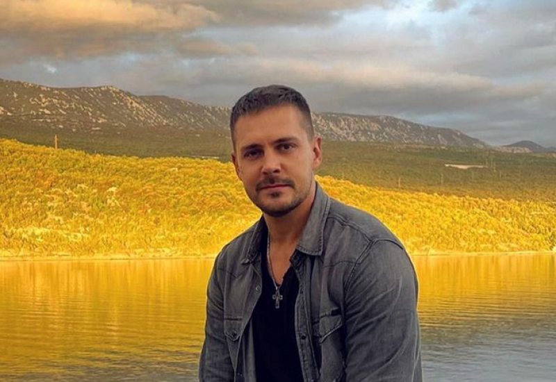 "OPA, MATORI, NOVA RIBA": Miloš Biković objavio selfi s djevojkom - muškarci čestitaju, Ruskinje pobjesnile!