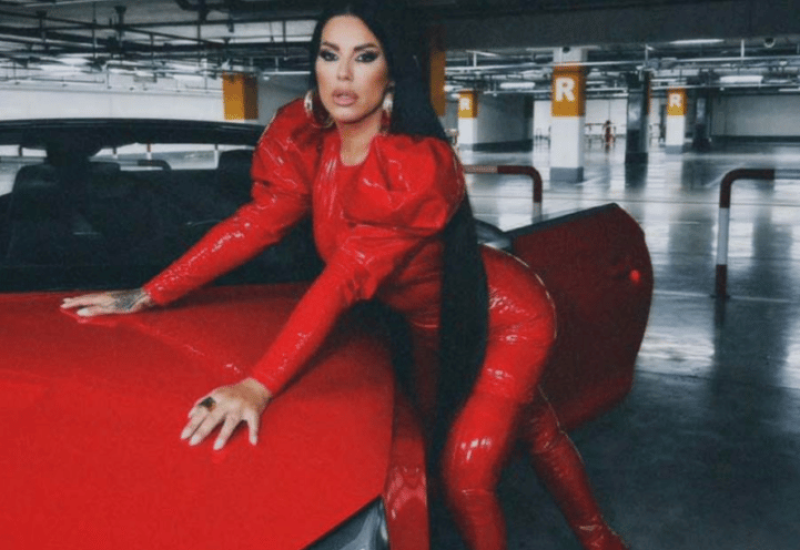 GOSPOĐA U LATEKSU KUHA GRAH: Seka Aleksić nosi vunene čarape, zavija sarmu i sama posprema kuću