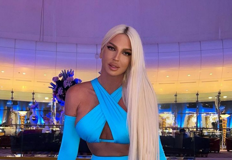 Samo glava “prekrivena”: Novo vrelo izdanje Jelene Karleuše FOTO